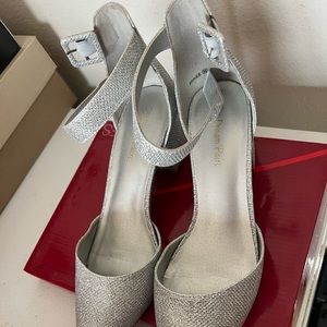 Dream Pairs sandals size 91/2.